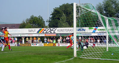 Wouter van den Erik laat doelman Albert Flier kansloos (Foto Helmich Lubberts)